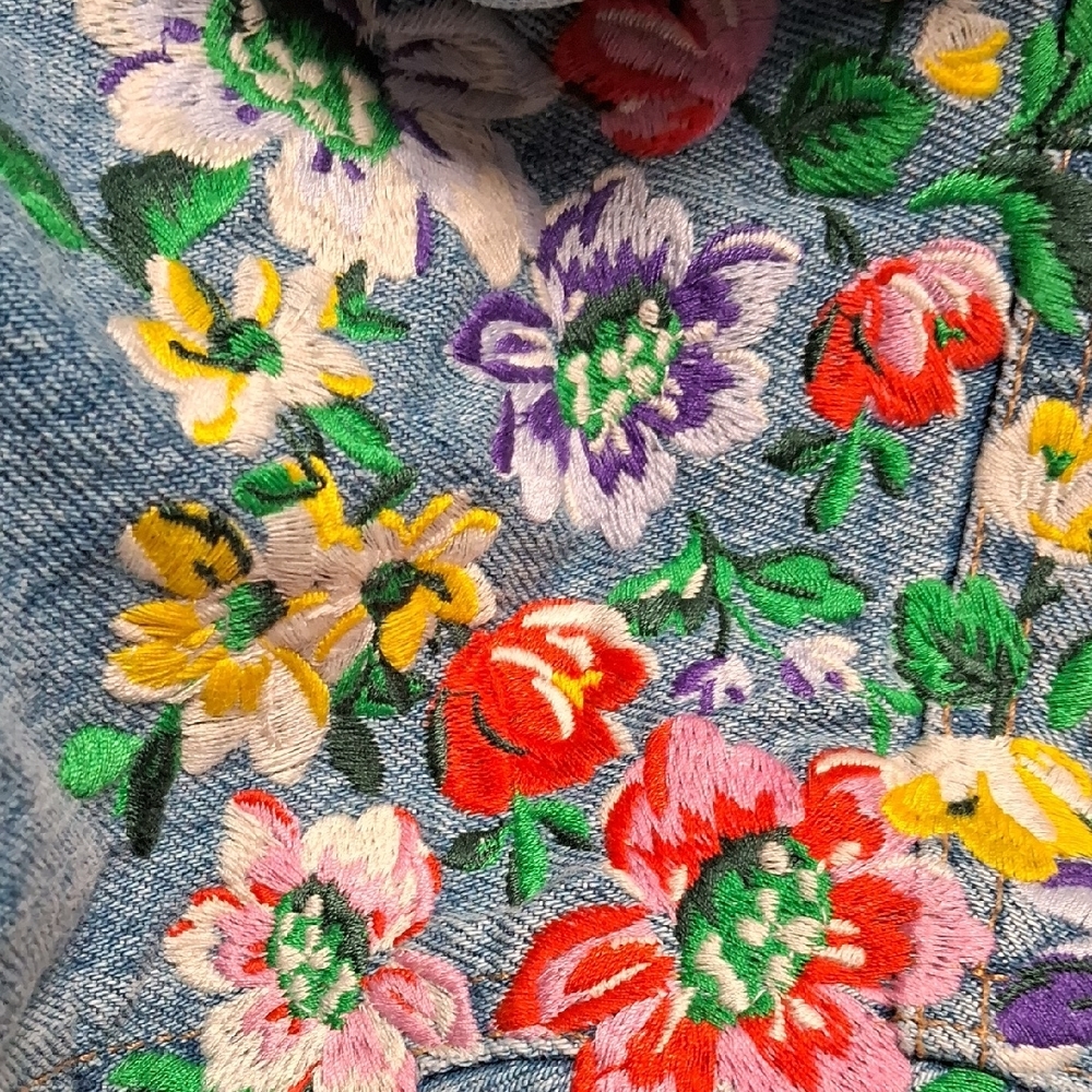 LEVI STRAUSS EX BOYFRIEND DENIM TRUCKER JACKET IN HEAETS OF FLOWERS - Picture 7 of 9